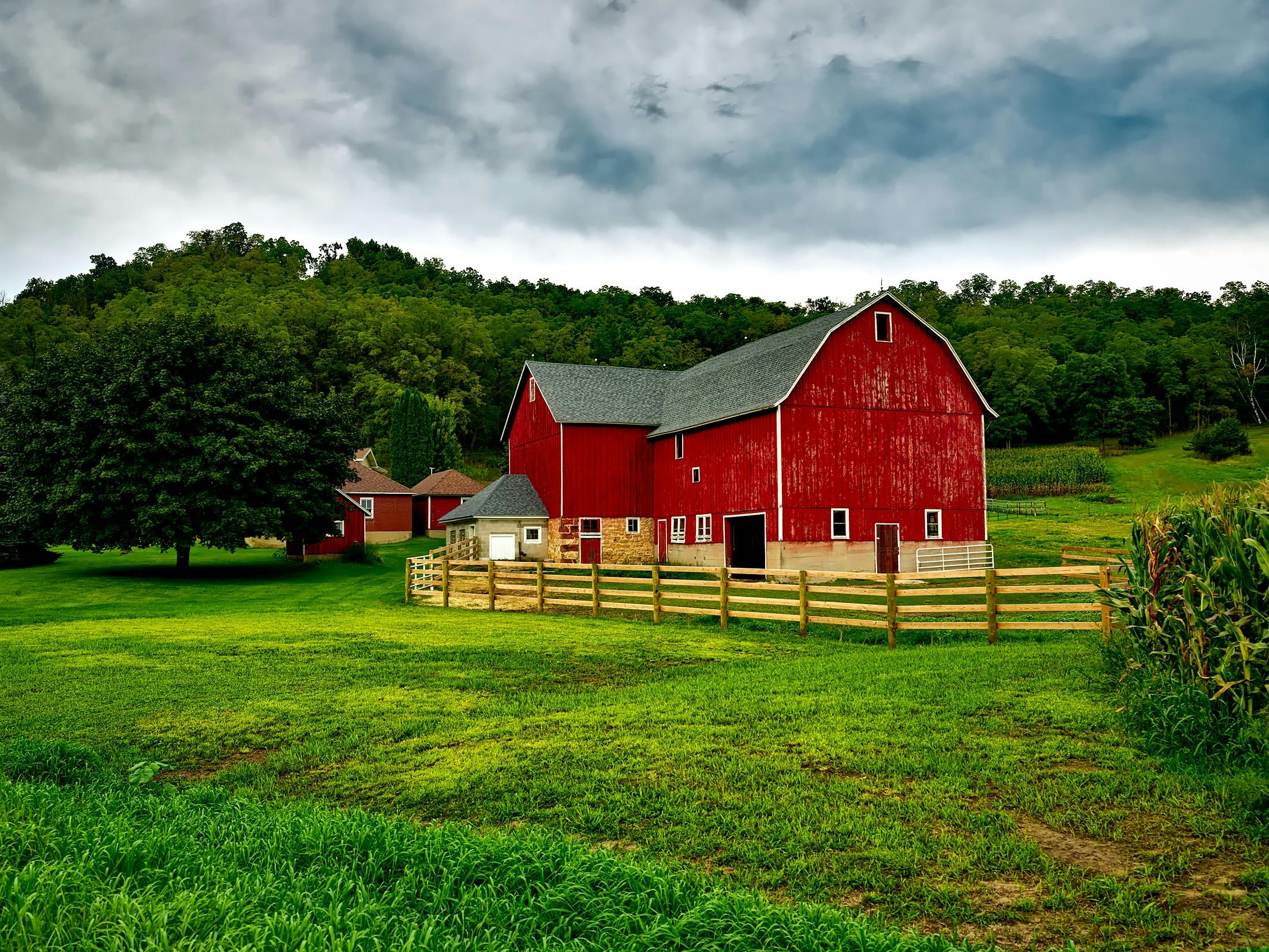 Photo by Pixabay: https://www.pexels.com/photo/red-barn-235725/